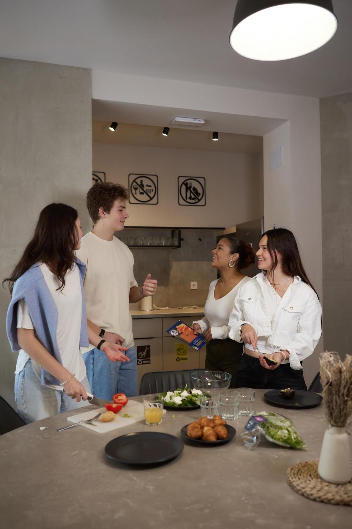 Hostel Dos Estaciones - Free Towels, Coffee & Tea, Remote Check-In Alicante Exterior foto